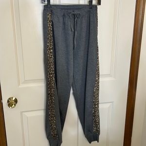 SPLENDID GRAY ANIMAL PRINT SWEAT BOTTOMS